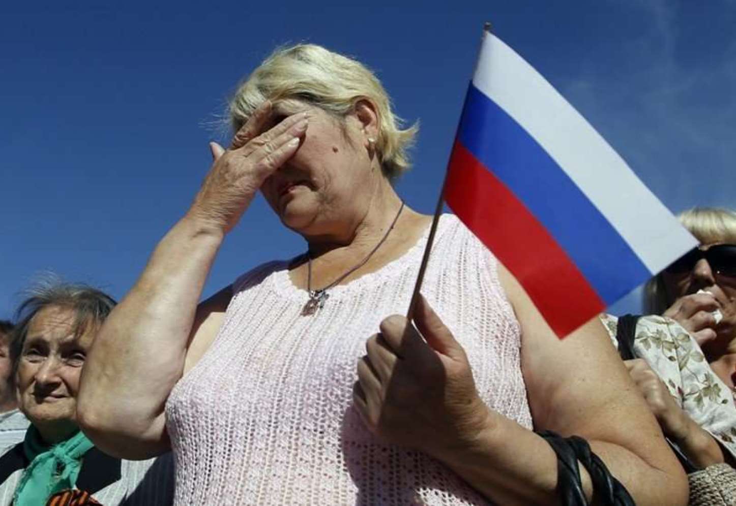 Россияне страдают. Россияне в шоке. Бабушка с российскимфланом. Бабушка с флагом. Бабуля с российским флагом.