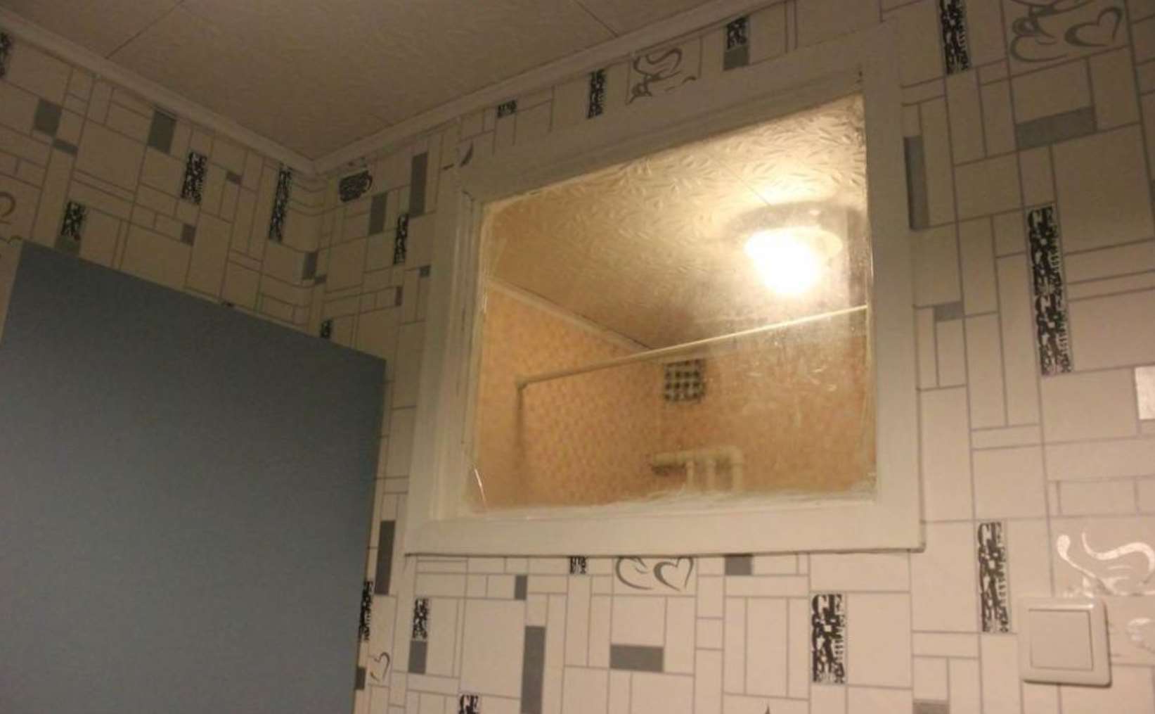 Для чего окно в ванной в хрущевке. Окно между ванной и кухней. Окно между ванной и кухней в хрущевке. Окно между ванной и туалетом. Окошко между ванной и кухней.