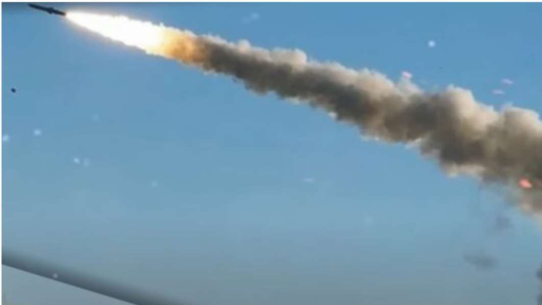 Крылатая ракета 9м729 новатор. Атака ракет на москву. Российские ракеты. Ракета в небе. Беспилотник в небе.