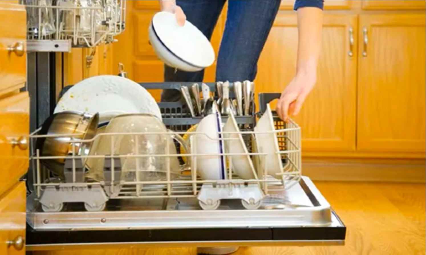 Посудомоечная долго моет. Посуда в посудомоечной машине. Посудомоечная машина позволяет сэкономить воду. Загрузка посудомоечной машины. Мытье посуды.